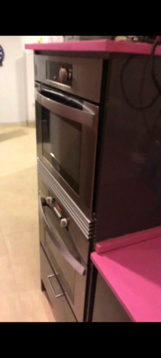 Encimera de cocina rosa con vitrocerámica