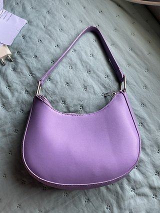 Bolso morado estilo hobo