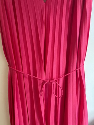 Vestido de ceremonia rosa plisado