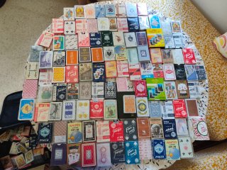 Maleta llena de barajas de cartas