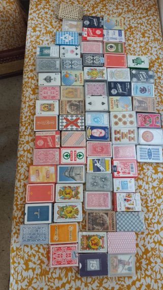 Maleta llena de barajas de cartas