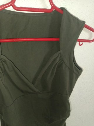 Camiseta escote cruzado verde oliva