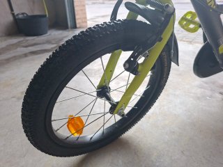 Bicicleta Infantil Btwin 16" Negra y Amarilla.