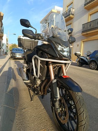 Honda CB500X 2022 con baúl Givi 42L