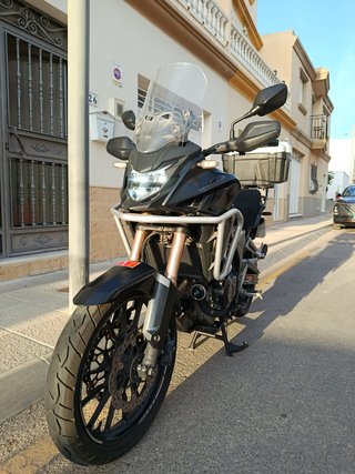 Honda CB500X 2022 con baúl Givi 42L