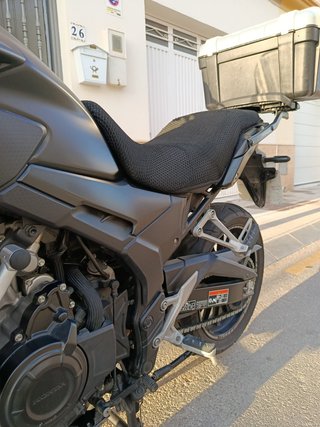 Honda CB500X 2022 con baúl Givi 42L