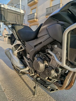 Honda CB500X 2022 con baúl Givi 42L