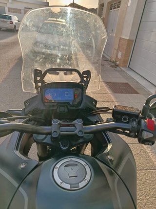 Honda CB500X 2022 con baúl Givi 42L