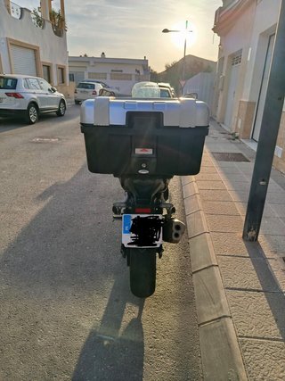 Honda CB500X 2022 con baúl Givi 42L