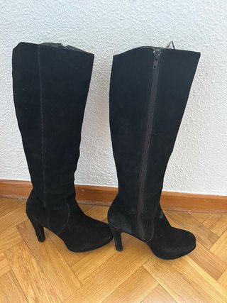 Botas altas ante negras