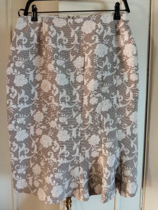 Falda midi floral marrón y blanca