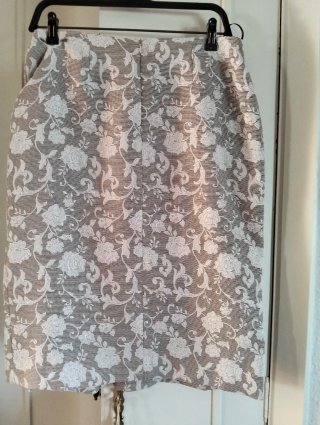 Falda midi floral marrón y blanca