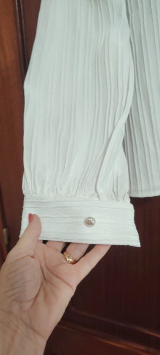 Blusa blanca manga larga plisada
