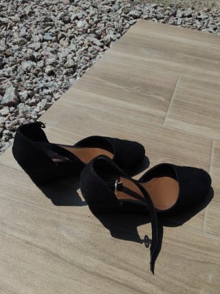 Sandalias cuña negras mujer