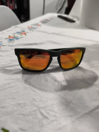 Gafas de sol verdes y naranjas