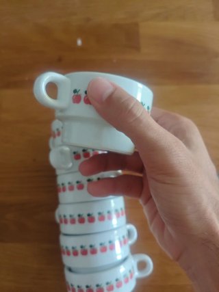 7 tazas de café con diseño de manzanas