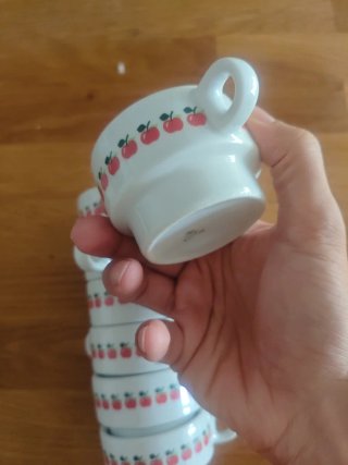 7 tazas de café con diseño de manzanas