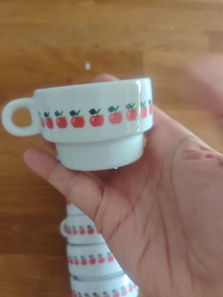7 tazas de café con diseño de manzanas
