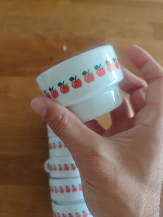 7 tazas de café con diseño de manzanas