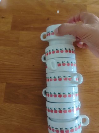 7 tazas de café con diseño de manzanas