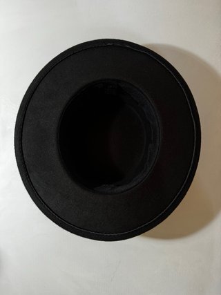 Sombrero negro de ala ancha