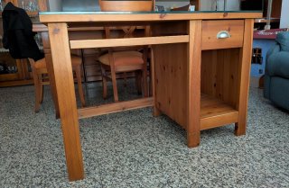 Escritorio de madera maciza con cristal protector