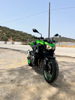 Kawasaki Z900 Negra y Verde