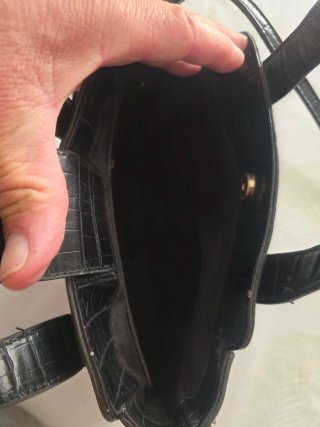 Bolso mano efecto cocodrilo negro