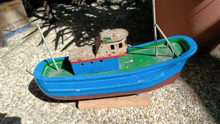 Barco de madera y metal