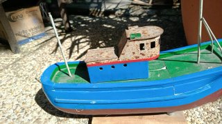 Barco de madera y metal