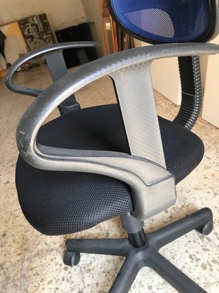 Silla de oficina giratoria azul y negra
