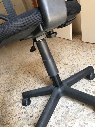 Silla de oficina giratoria azul y negra