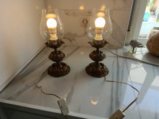 Antiche lampade in bronzo, alte 33 cm.