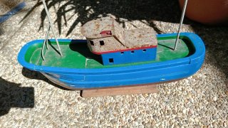 Barco de madera y metal decorativo