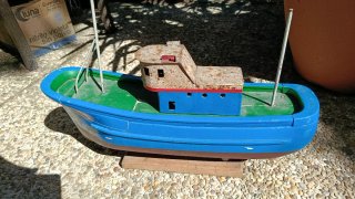 Barco de madera y metal decorativo