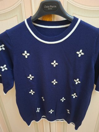 Maglia blu maniche corte con fiori bianchi