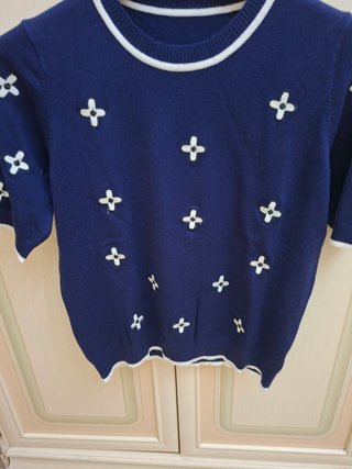 Maglia blu maniche corte con fiori bianchi