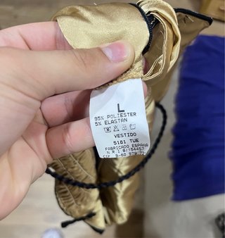Vestido dorado y negro con encaje