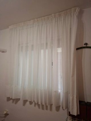 Cortina blanca con cenefa decorativa