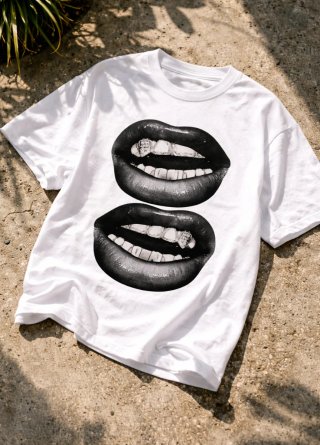 T-shirt Estampada Boca com Dentes Dourados