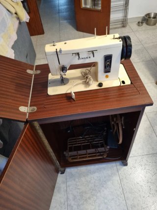 Mueble Singer con máquina de coser integrada
