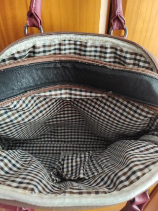 Bolso de mano con varios bolsillos