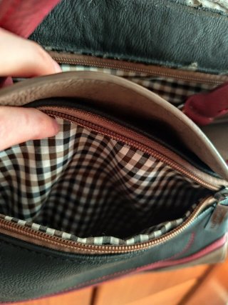 Bolso de mano con varios bolsillos