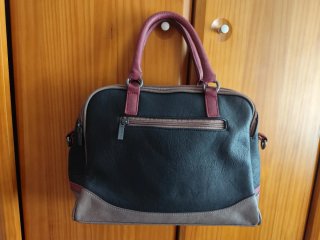 Bolso de mano con varios bolsillos