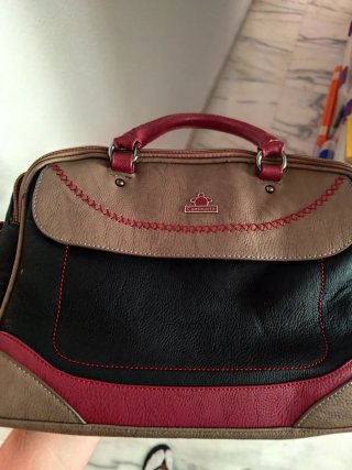 Bolso de mano con varios bolsillos