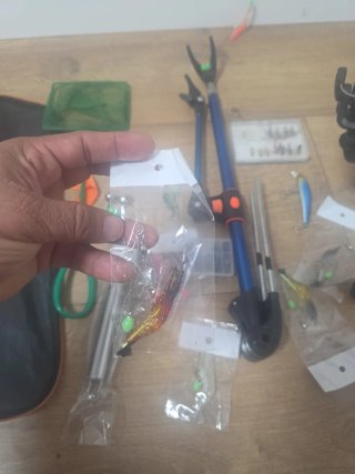 Caña de pesca con accesorios