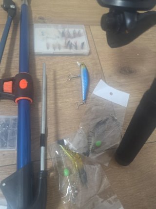 Caña de pesca con accesorios