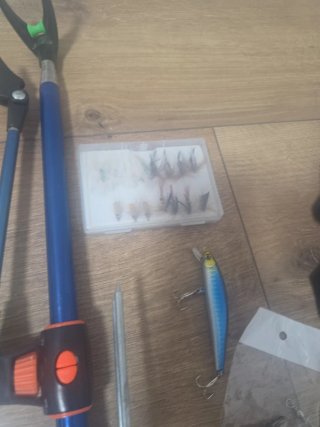 Caña de pesca con accesorios