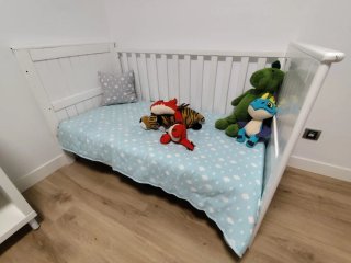 Cuna convertible en cama de bebé, de madera blanca