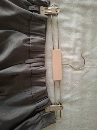 Pantalones de traje grises con pinza